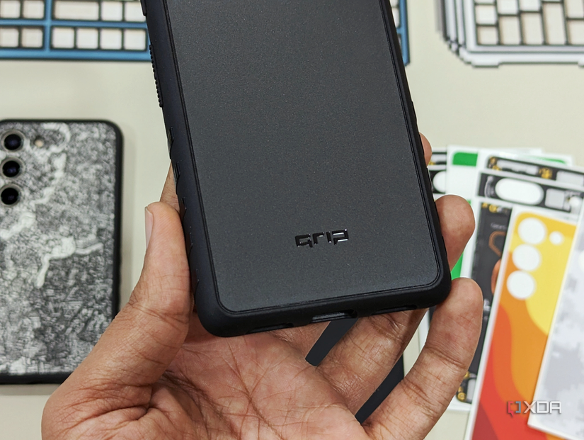 Image of a hand holding Drband's Grip case with no skin on it.