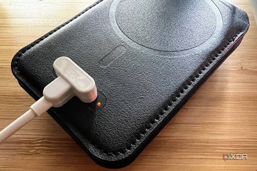 ESR Geo Wallet Stand charging