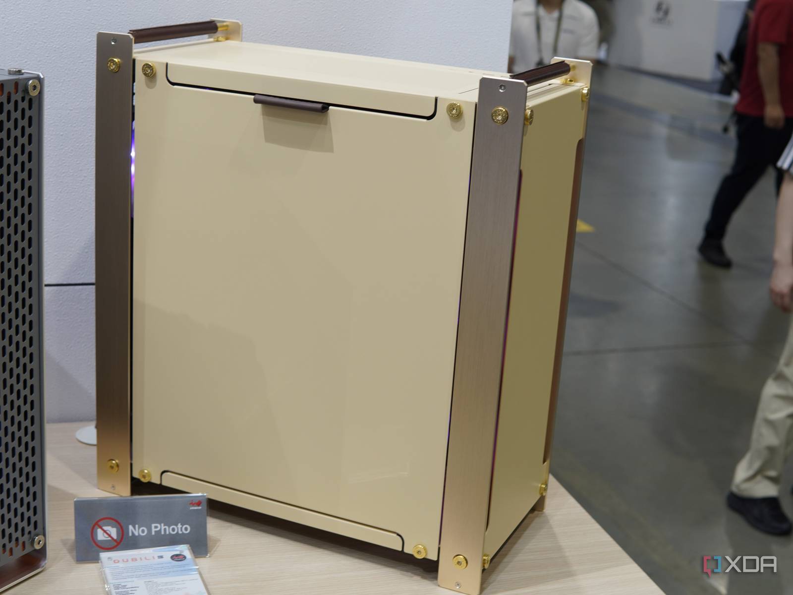 inwin-dubili-gold-case-with-