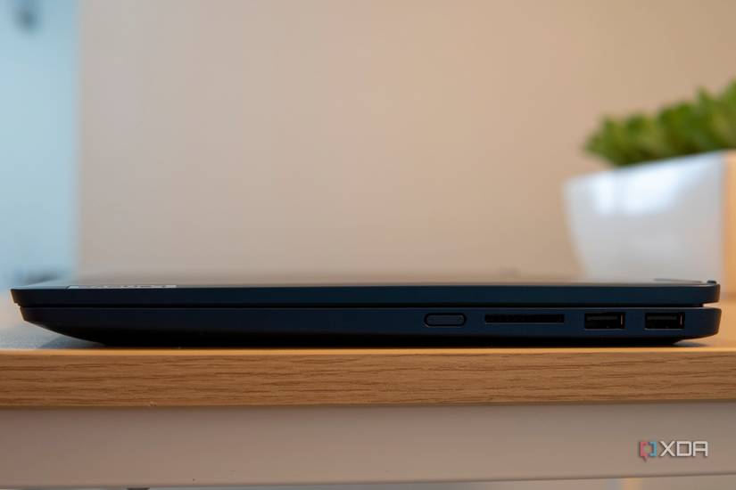Right side view of the Lenovo IdeaPad Flex 5i with the lid closed