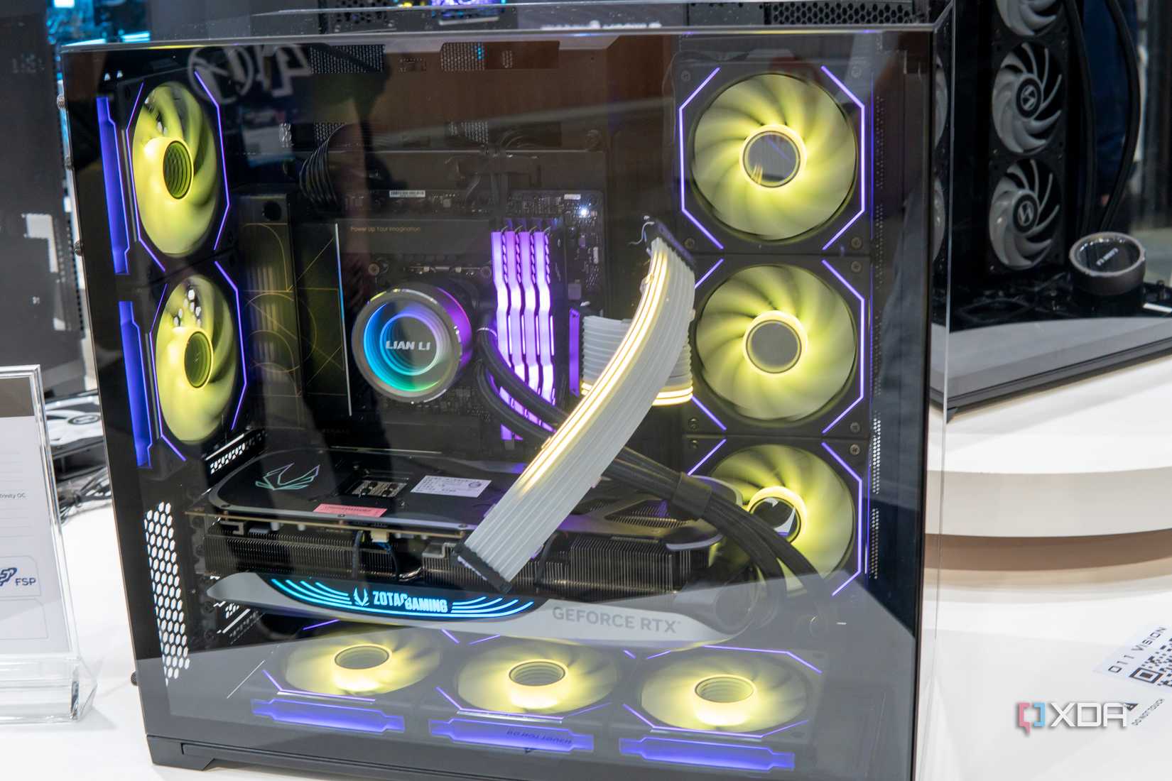 Vista lateral del Lian Li O11 Vision