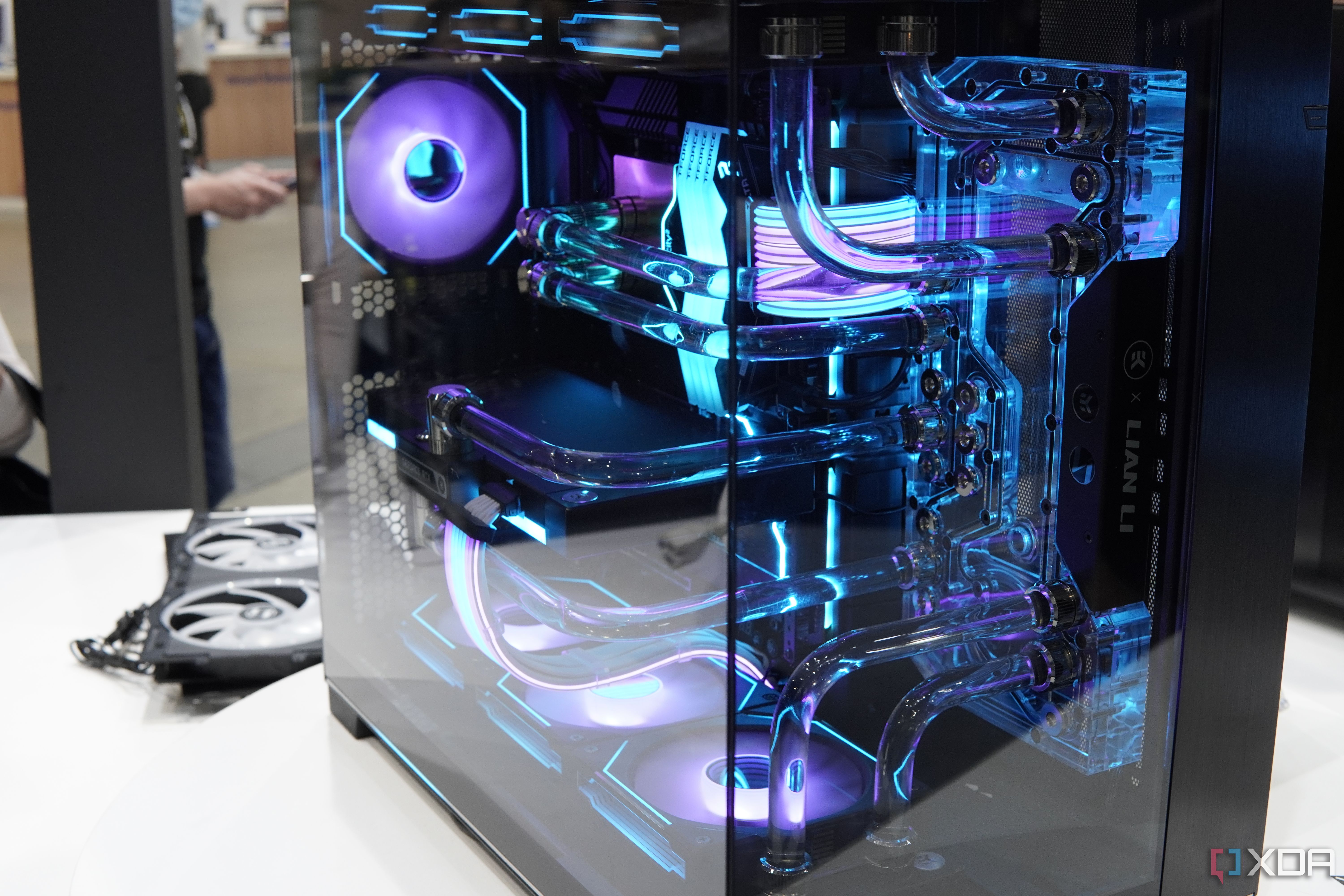 Vista frontal en ángulo de una PC integrada dentro de la carcasa Lian Li O11D Evo RGB