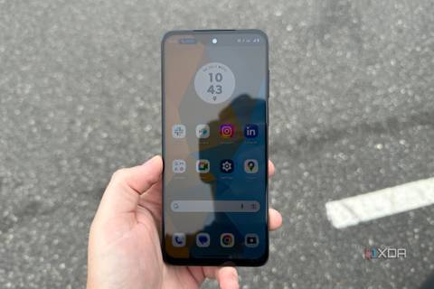The Moto G Stylus (2023) with a dim display outdoors. 
