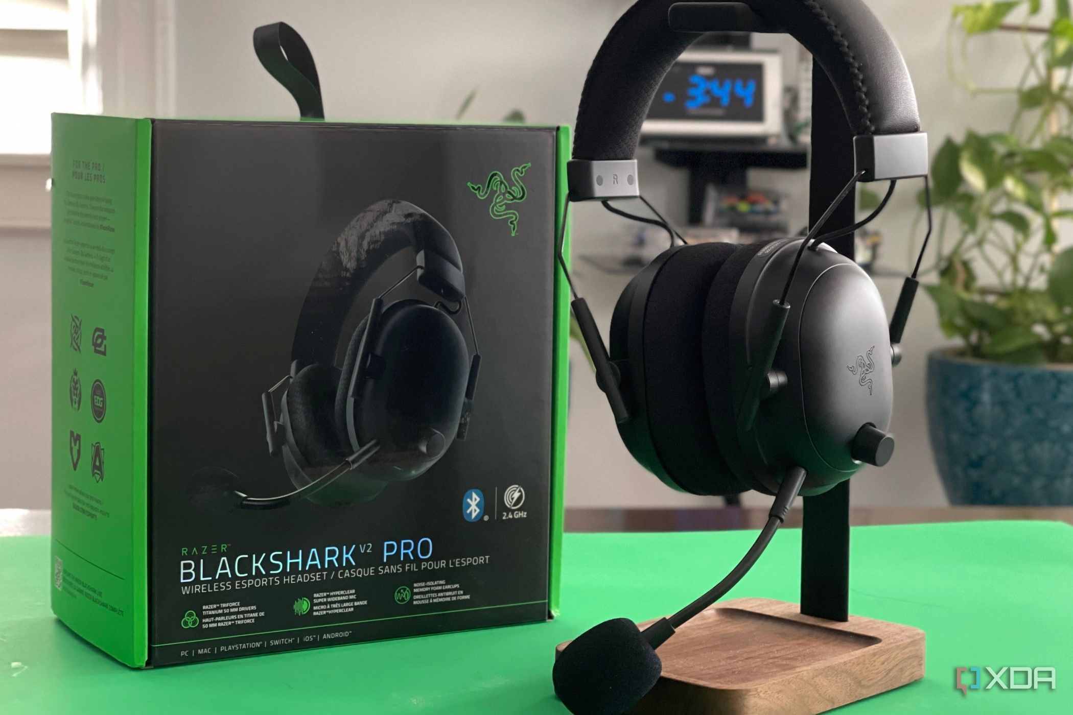 razer-blackshark-v2-pro-on-a-