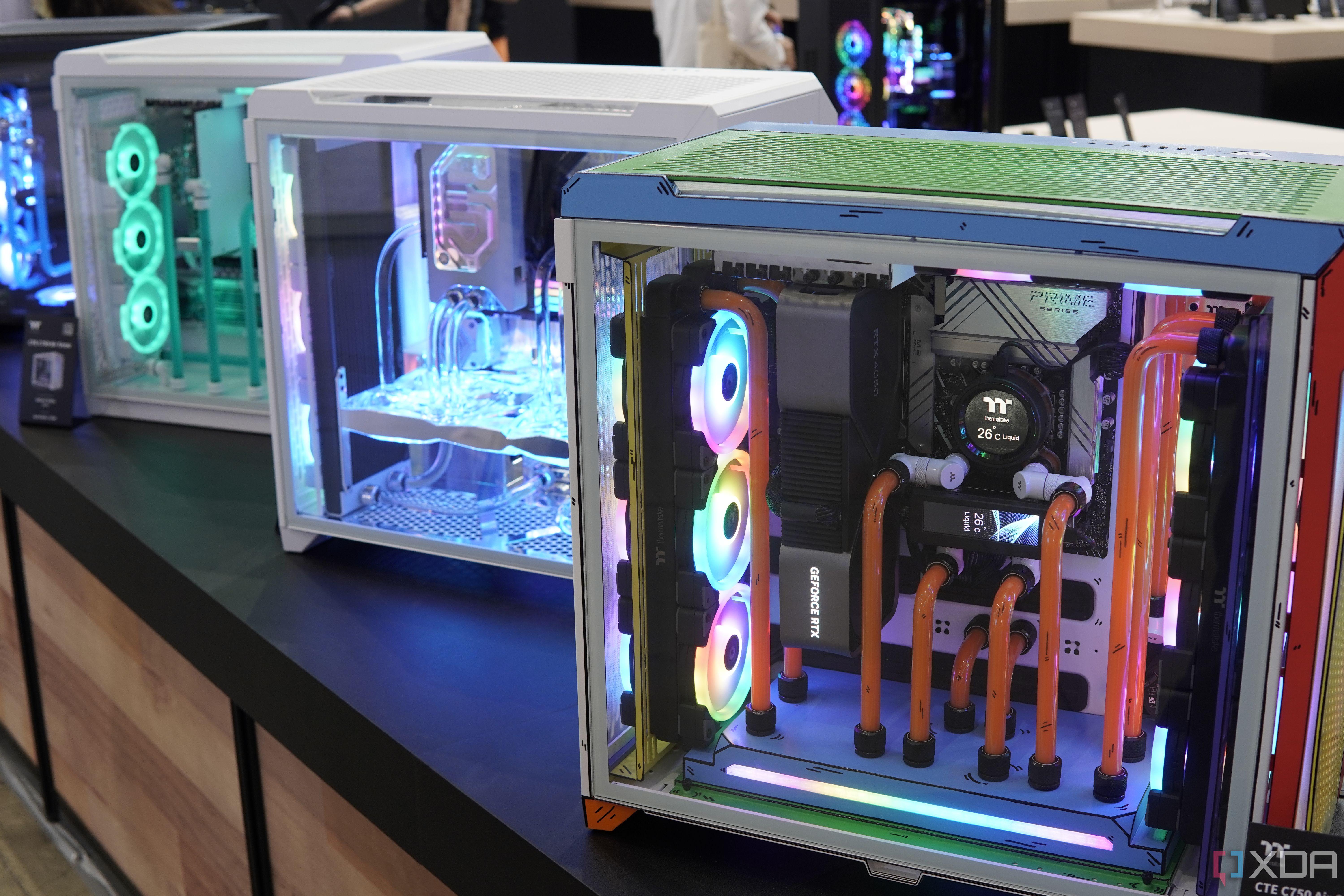 Una PC personalizada construida dentro de una carcasa Thermaltake que cuenta con múltiples tubos de enfriamiento líquido de color naranja.