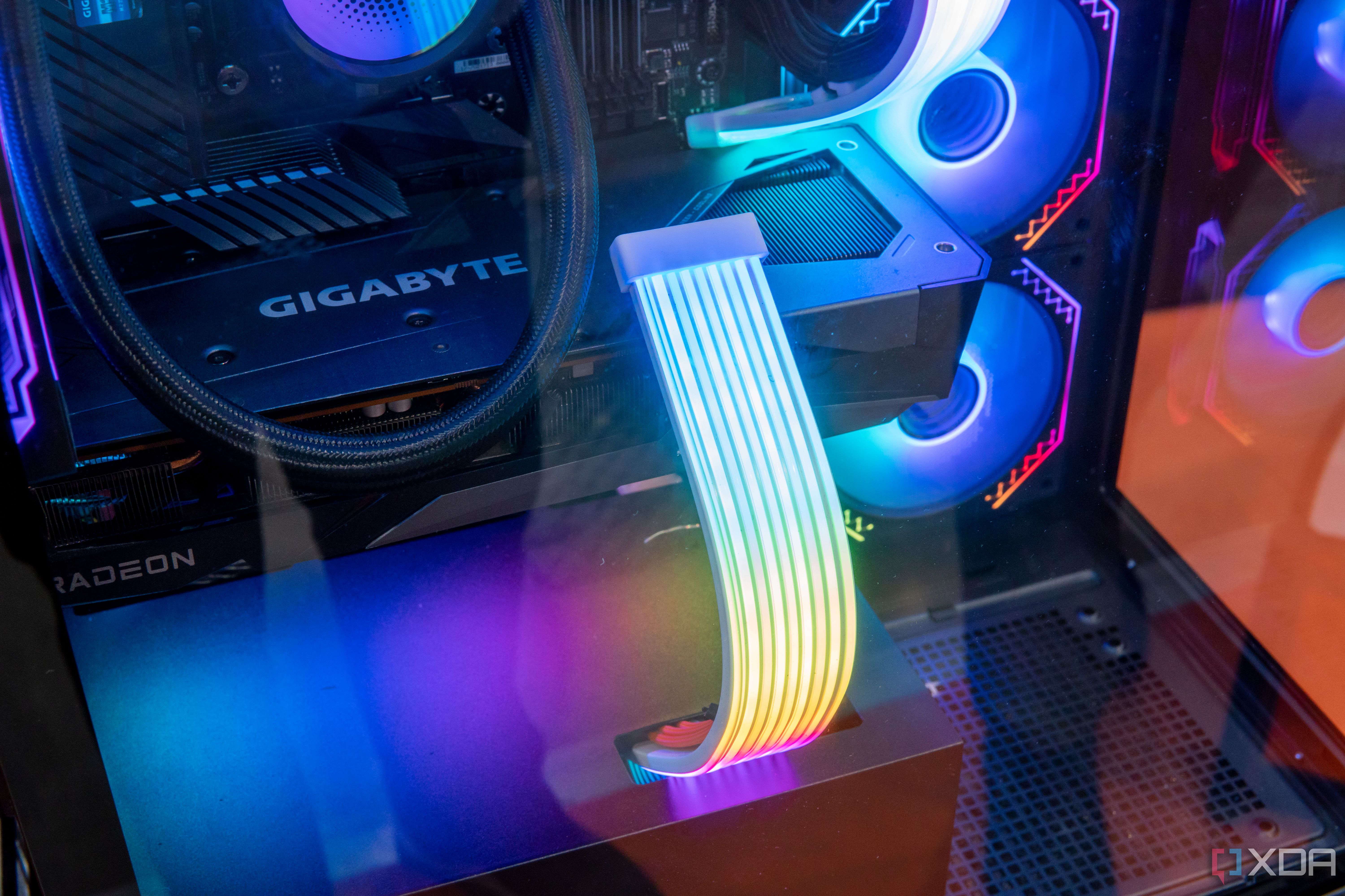 Vista cercana del Xigmatek Endorphin 9 que muestra cables RGB