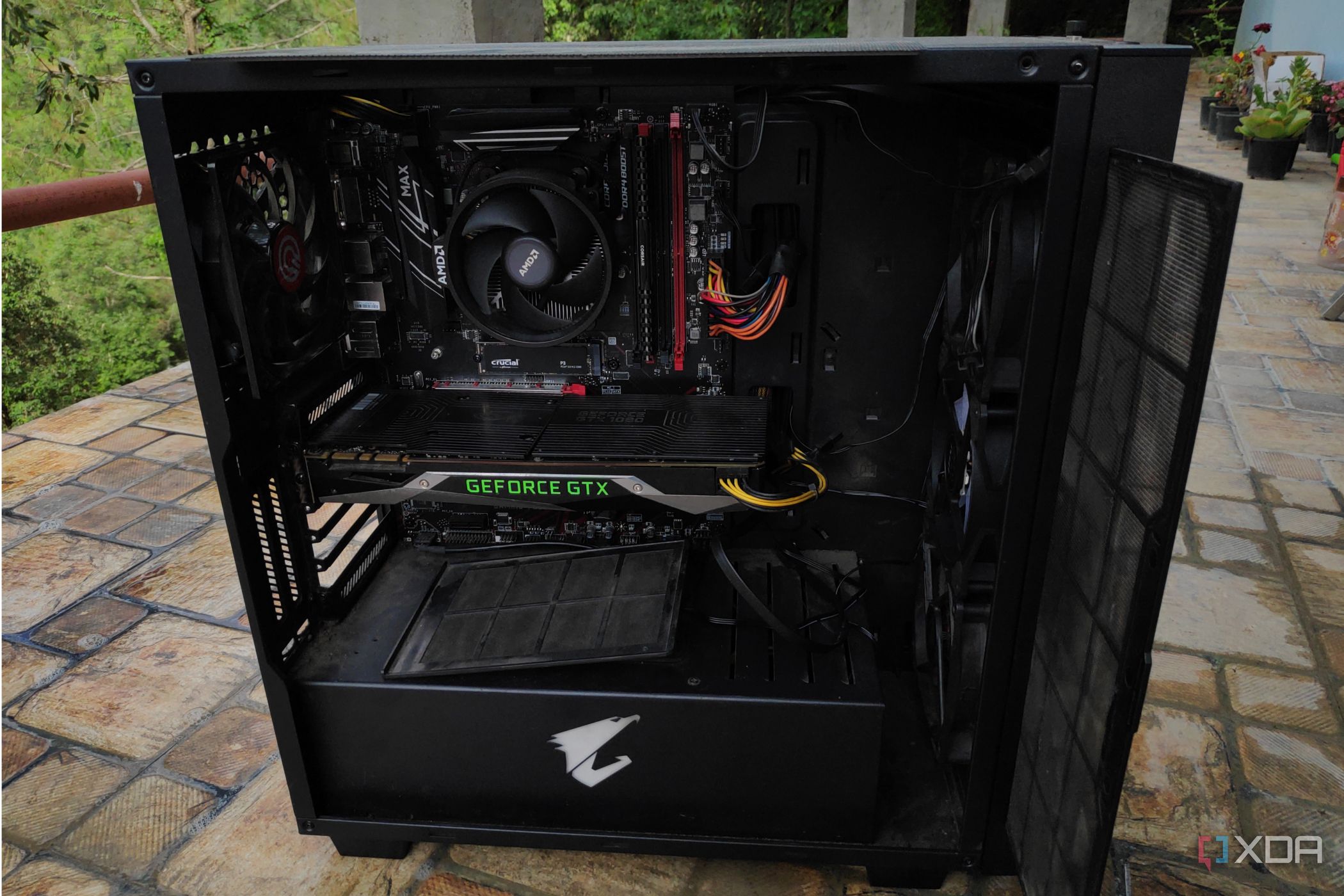 Vista frontal de una PC polvorienta