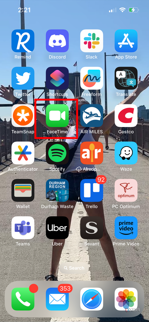 An iPhone home screen with the FaceTime app highlighted.