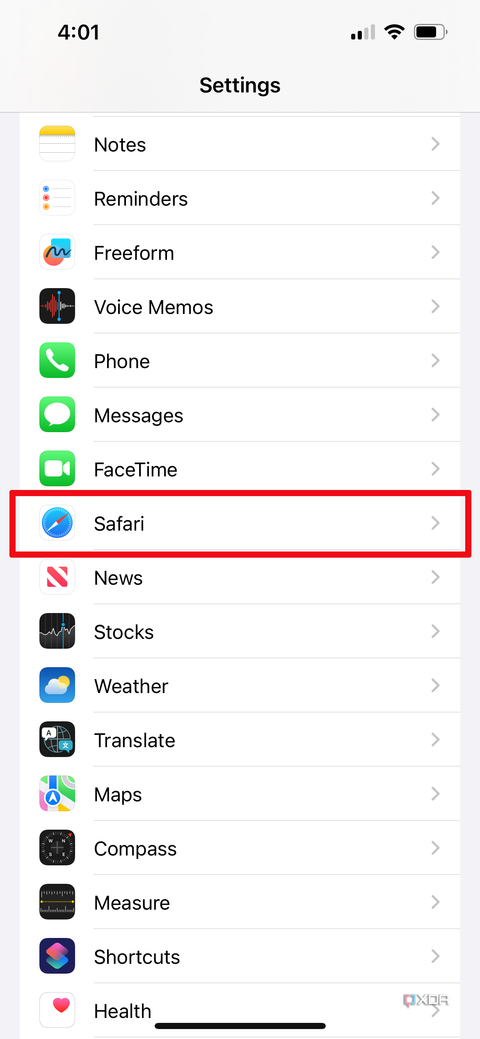 iPhone settings menu with Safari selected.