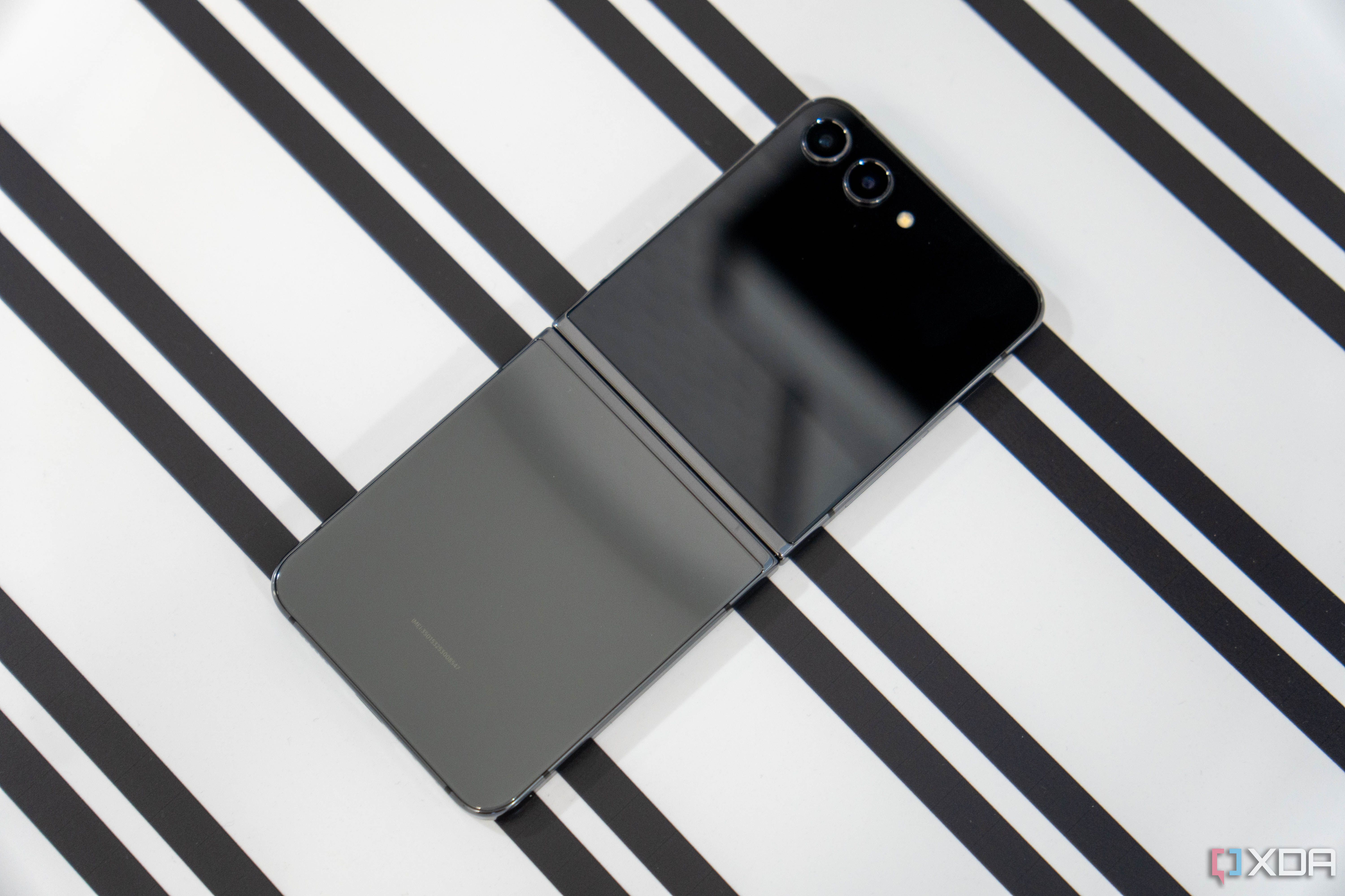 What colors does the Samsung Galaxy Z Flip 5 come in?