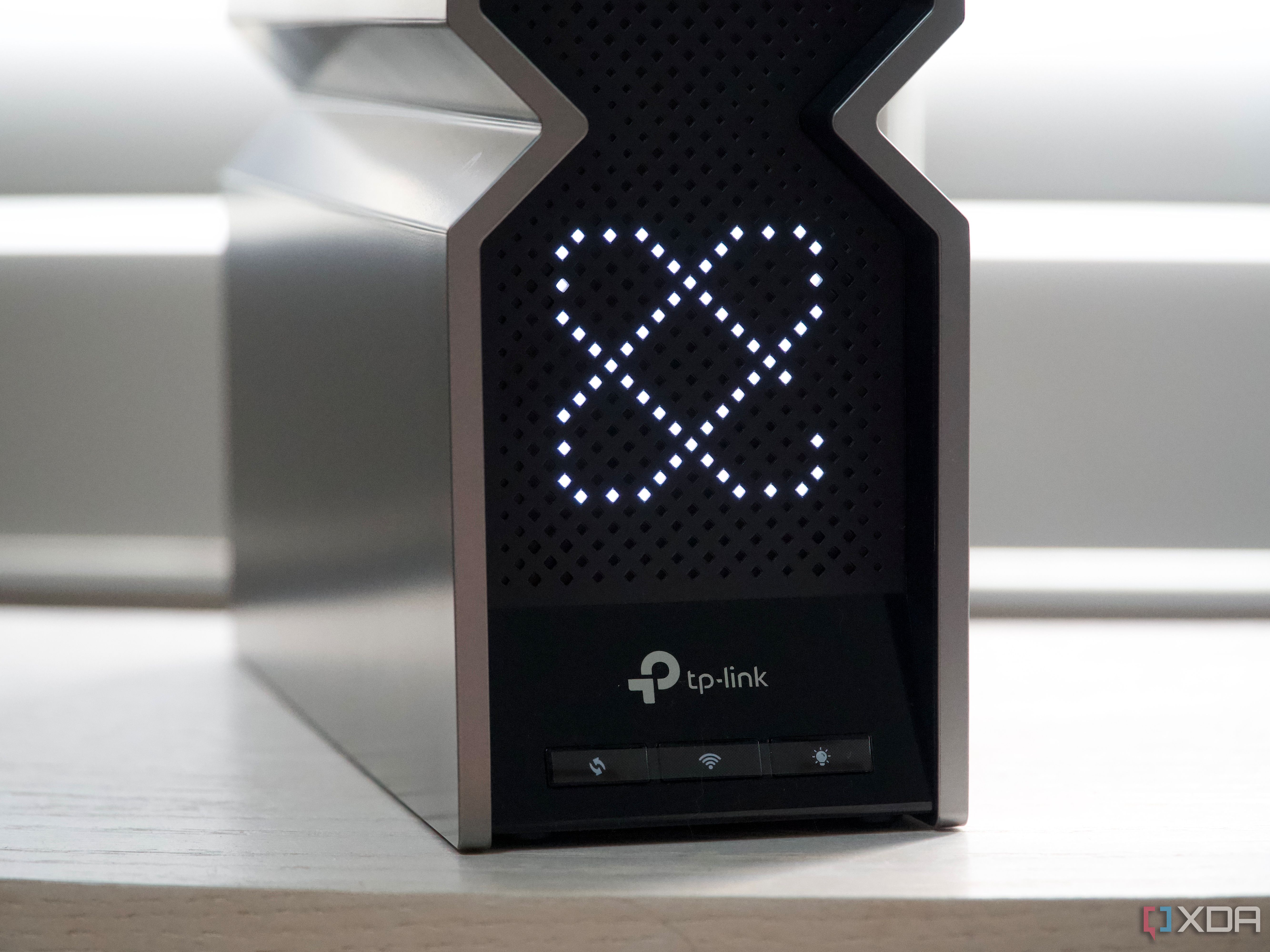 TP-Link Archer BE800 Wi-Fi 7 close up display