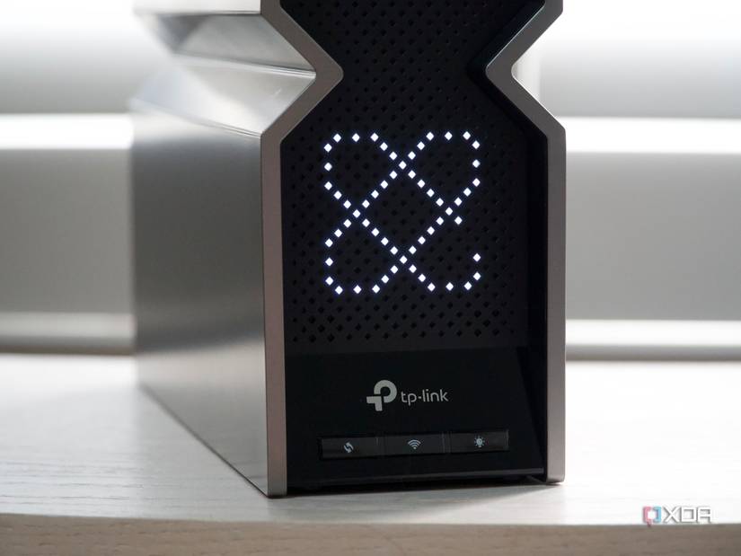 TP-Link Archer BE800 Wi-Fi 7 close up display