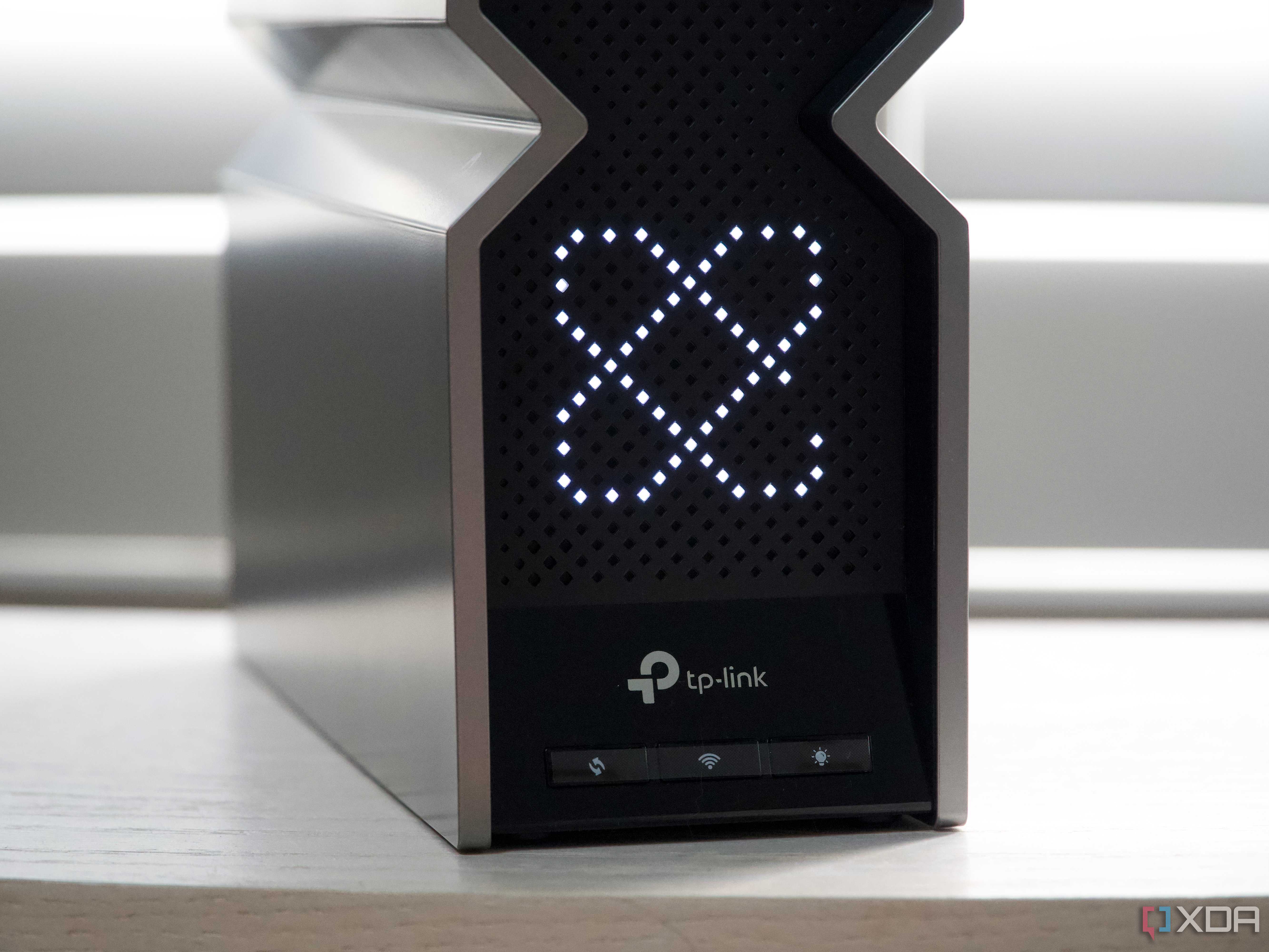 TP-Link Archer BE800 Wi-Fi 7 close up display