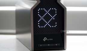 TP-Link Archer BE800 Wi-Fi 7 close up display