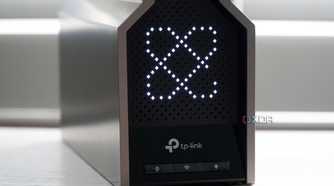 TP-Link Archer BE800 Wi-Fi 7 close up display