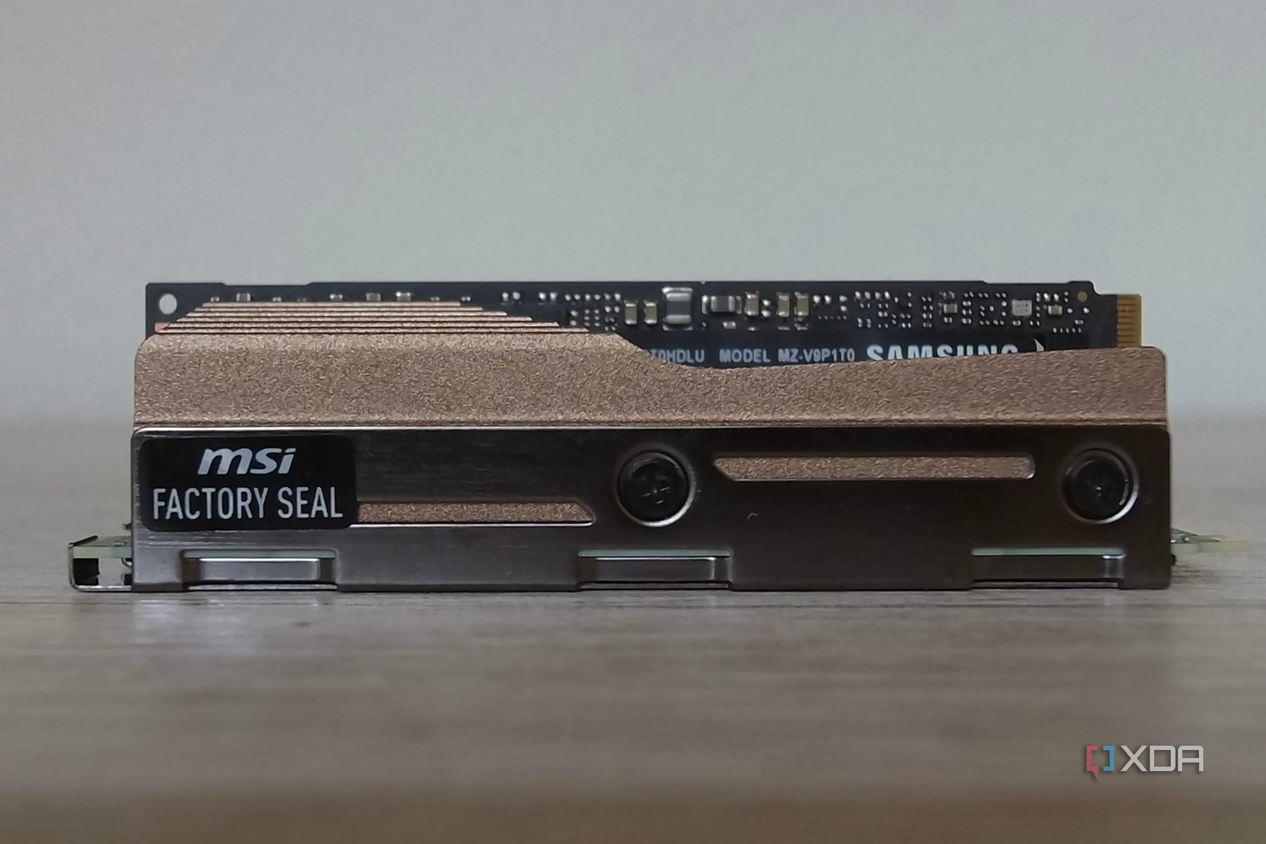 MSI Spatium M570 side view