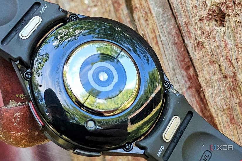 Showing the health sensors on the back of the Samsung Galaxy Watch 6 Classic