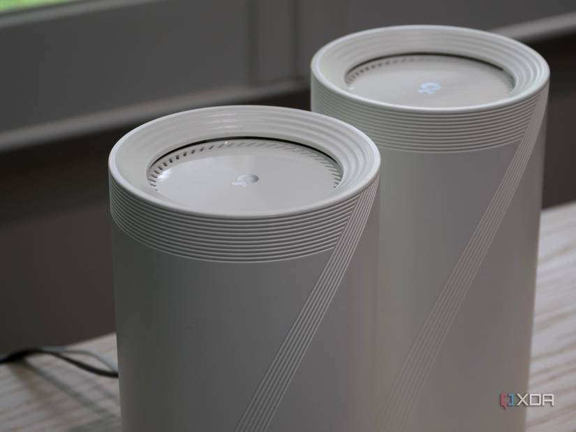 TP-Link Deco BE85 mesh system: the top of the nodes with ventilation 