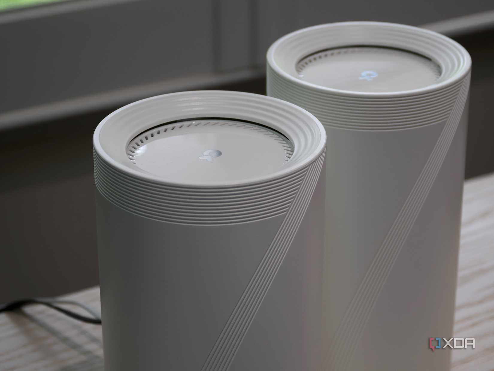 Sistema de malla TP-Link Deco BE85: la parte superior de los nodos con ventilación 