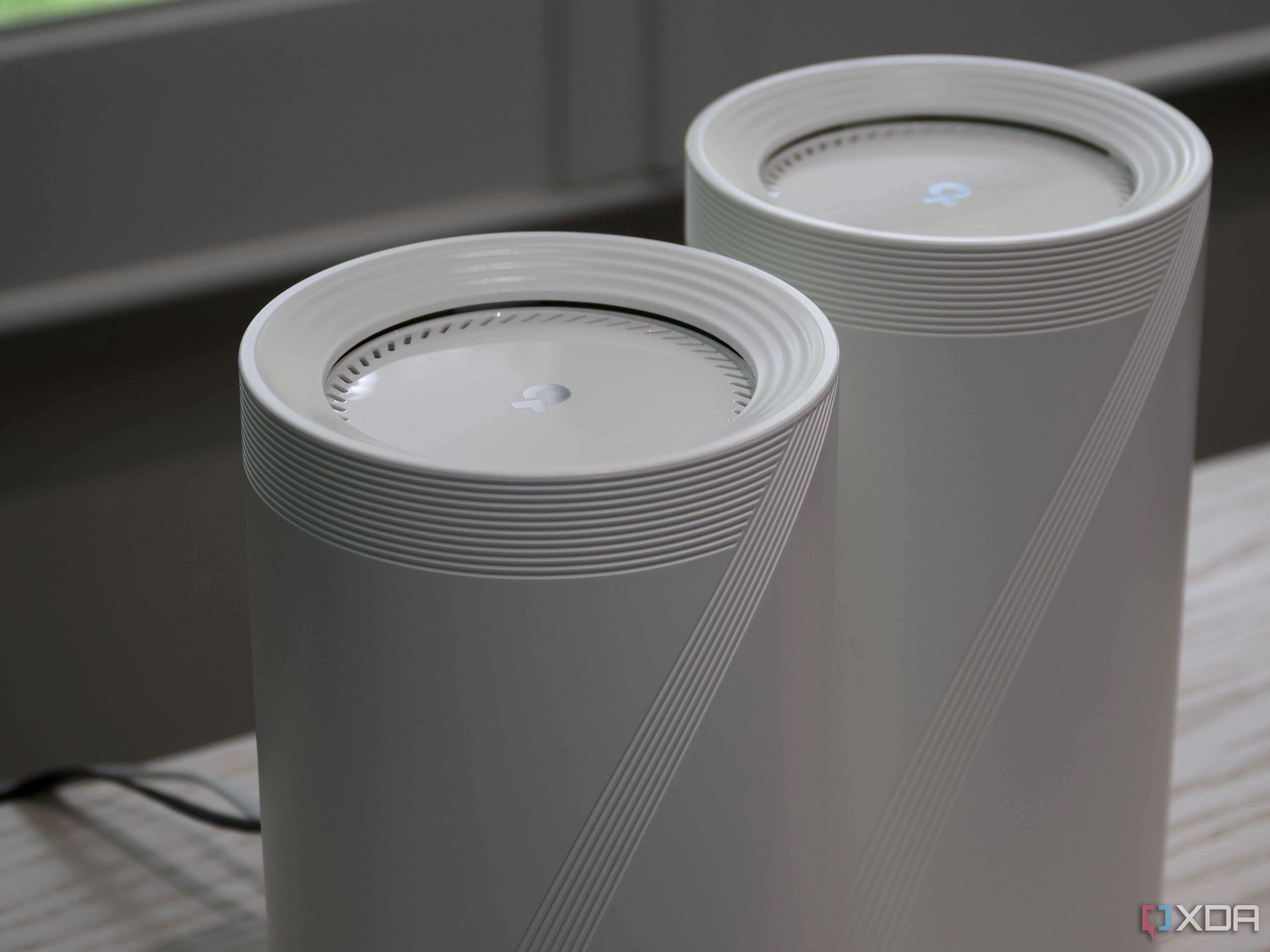 TP-Link Deco BE85 mesh system: the top of the nodes with ventilation
