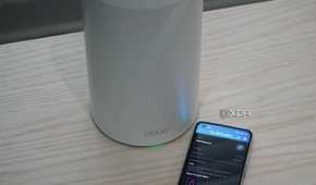 TP-Link Deco BE85 mesh system: An Android phone with the Deco app