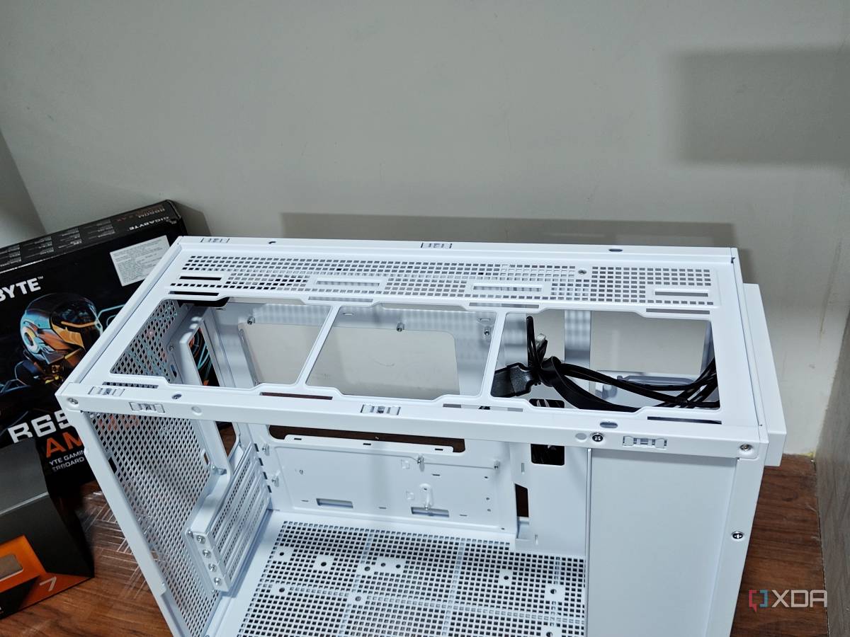 An image showing the top panel of a white-colored Asus Prime AP201 case.