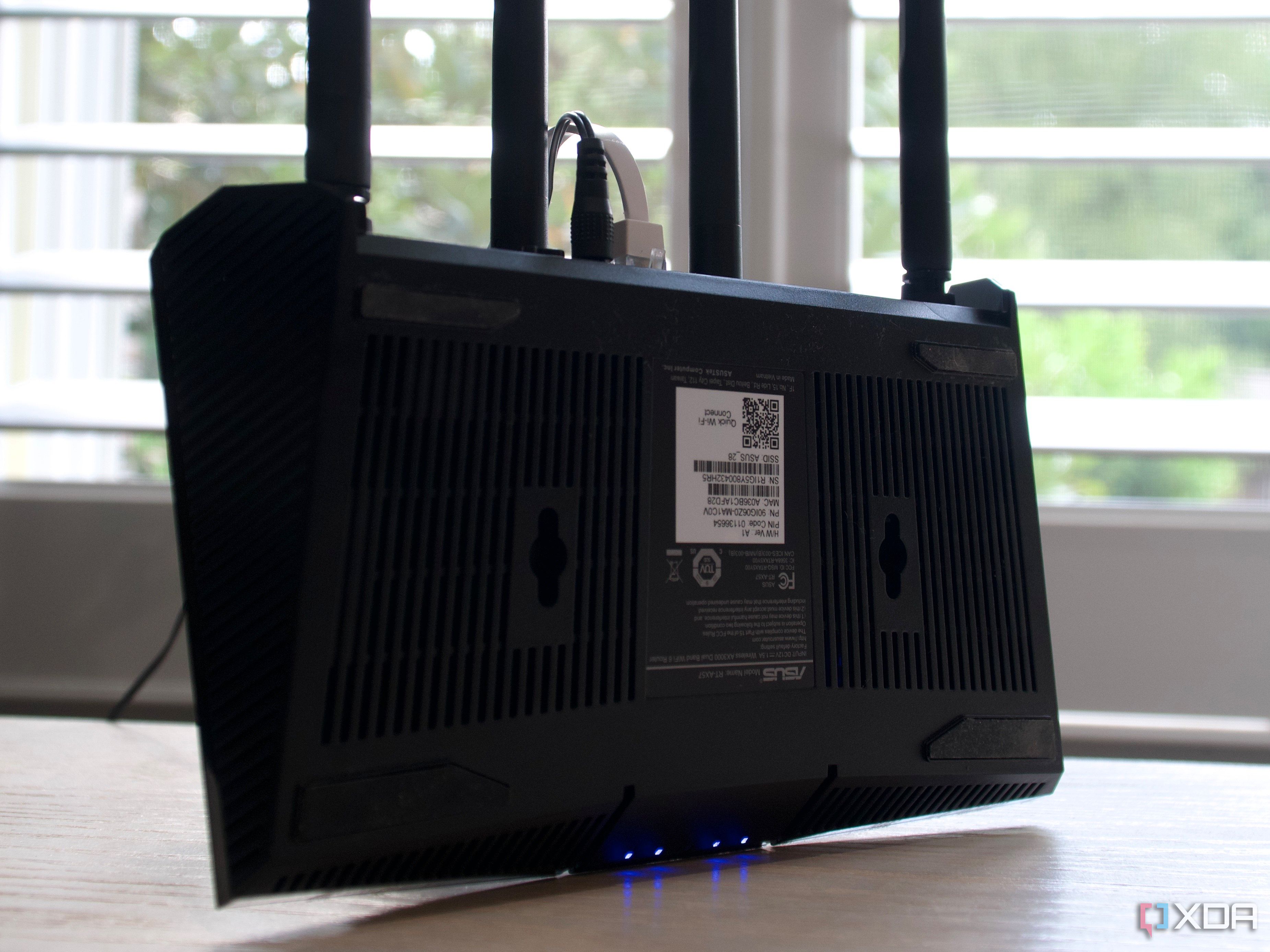 Asus RT-AX57 mounting holes and rubber feet