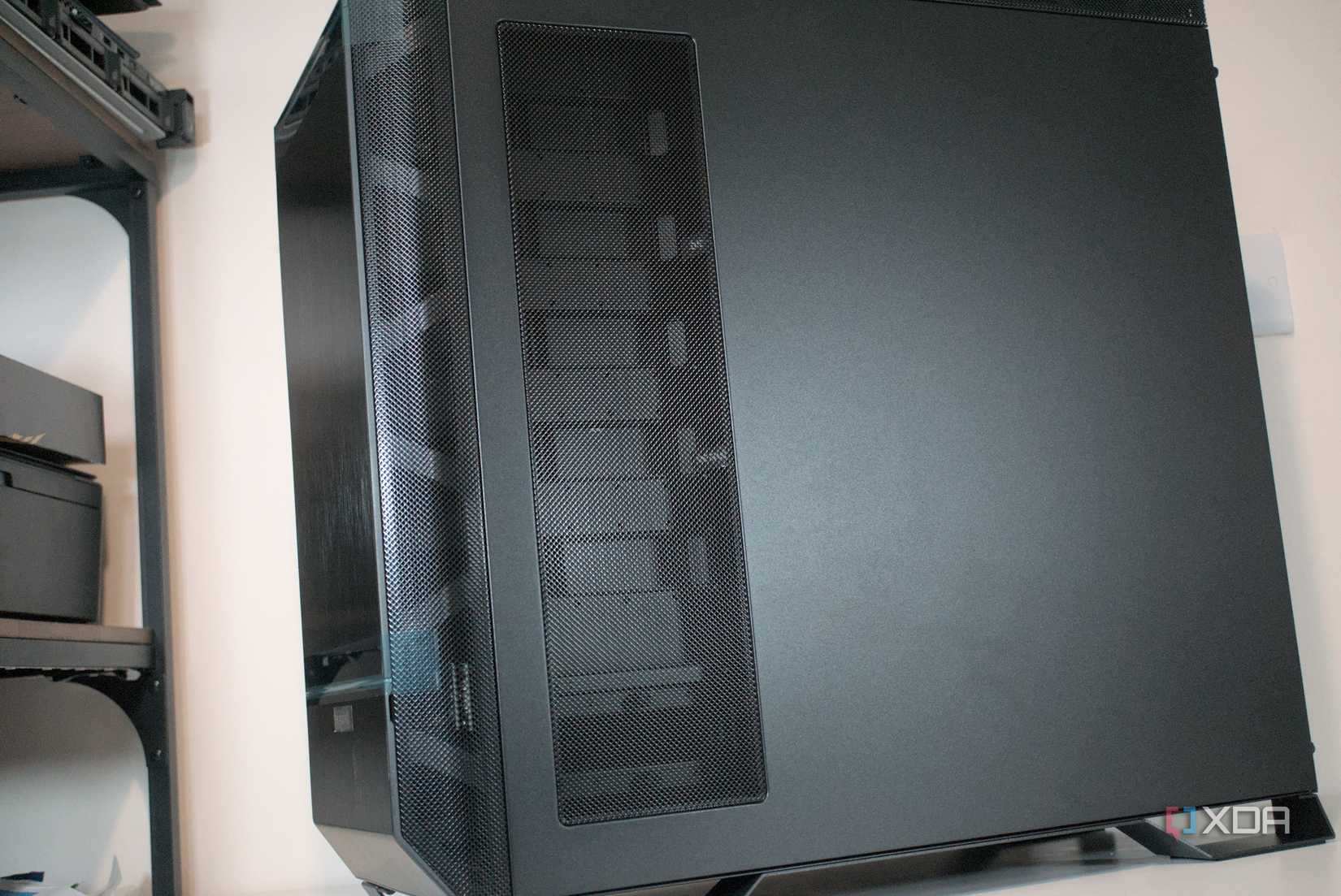 Side of the be quiet! Dark Base Pro 901