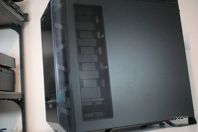 Side of the be quiet! Dark Base Pro 901