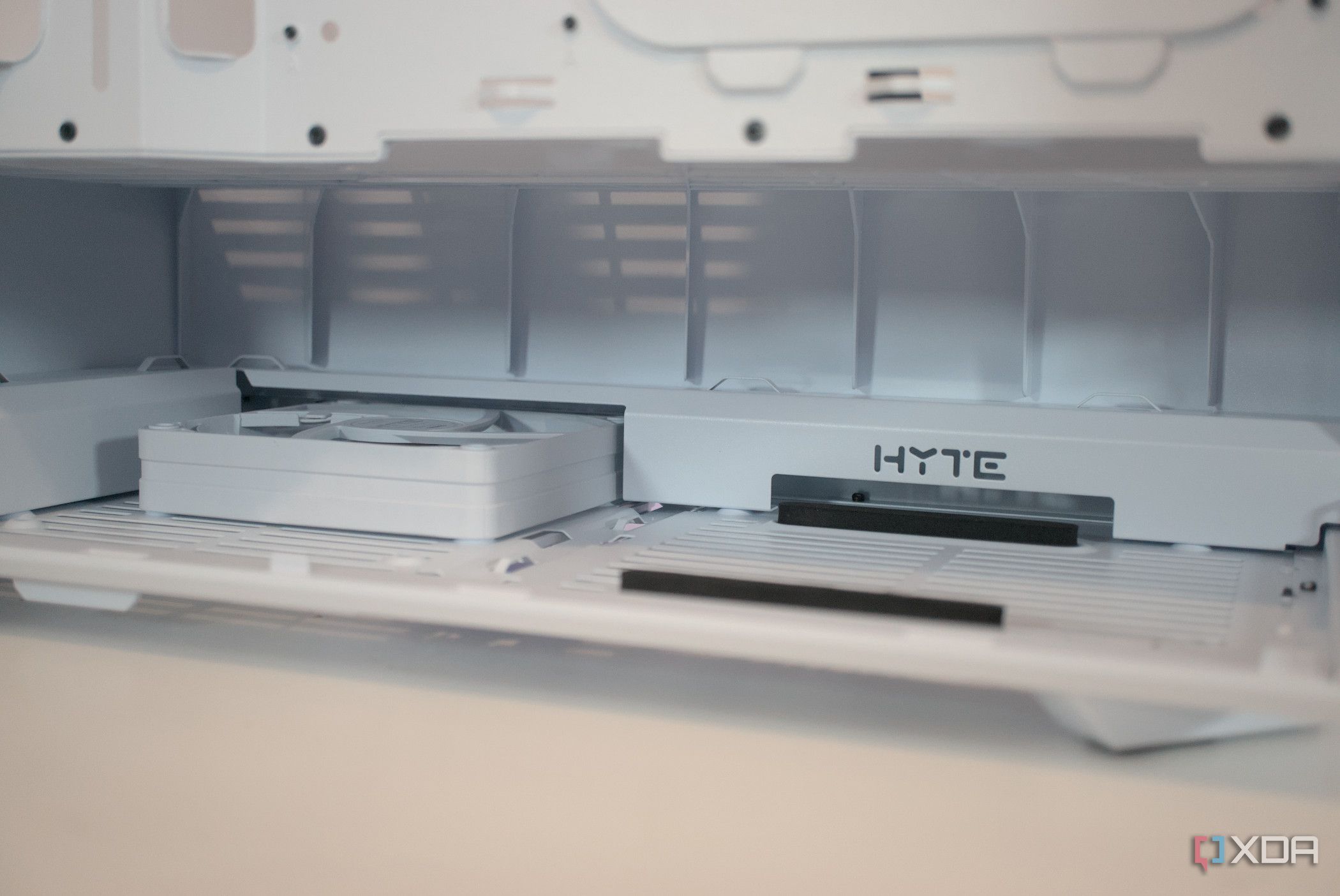 HYTE Y40 Snow White Edition PSU shroud fan
