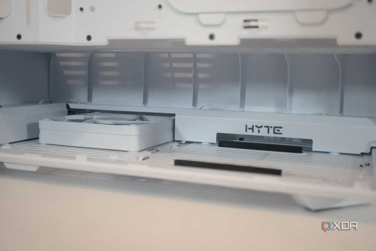 HYTE Y40 Snow White Edition PSU shroud fan