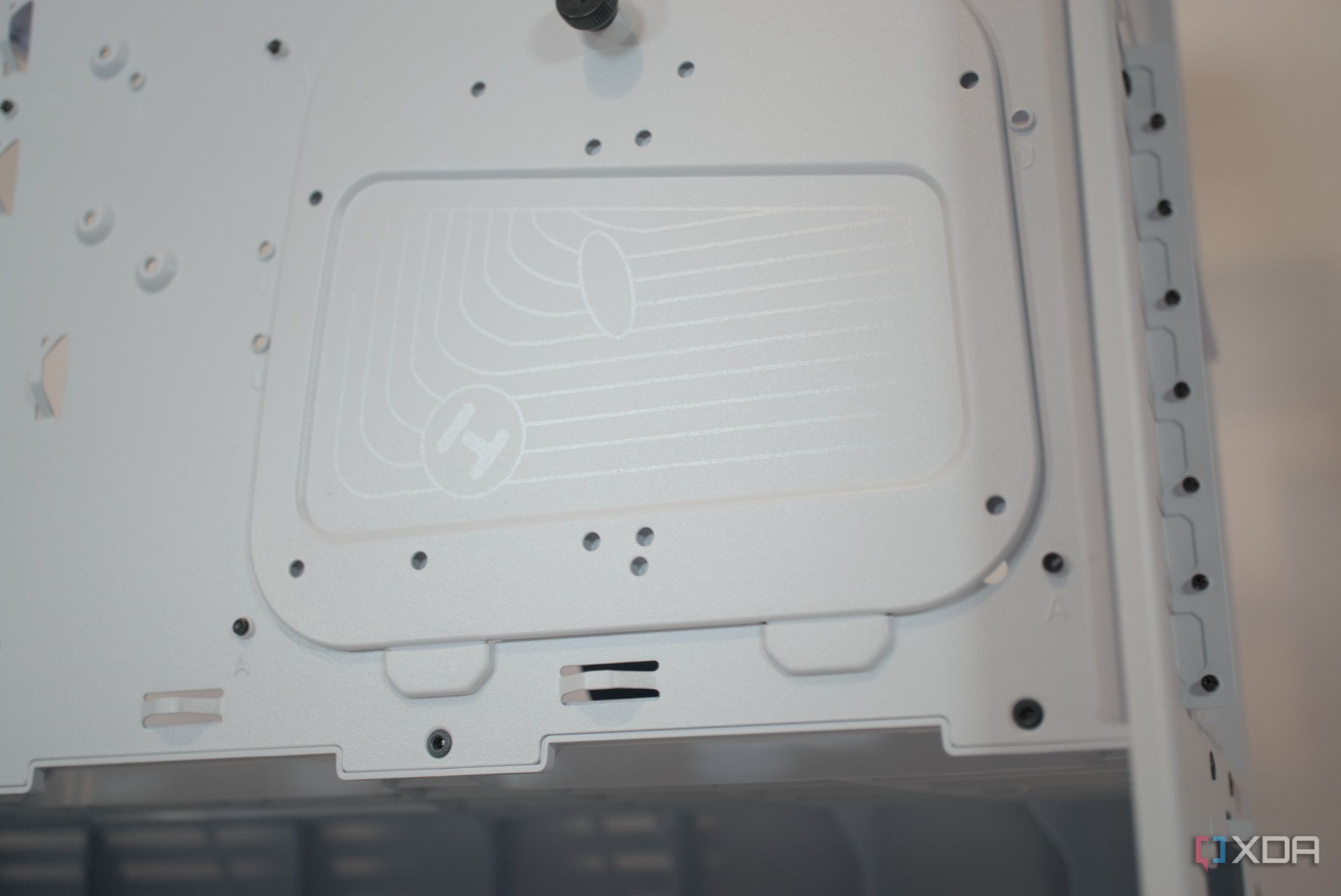 HYTE Y40 Snow White Edition SSD tray