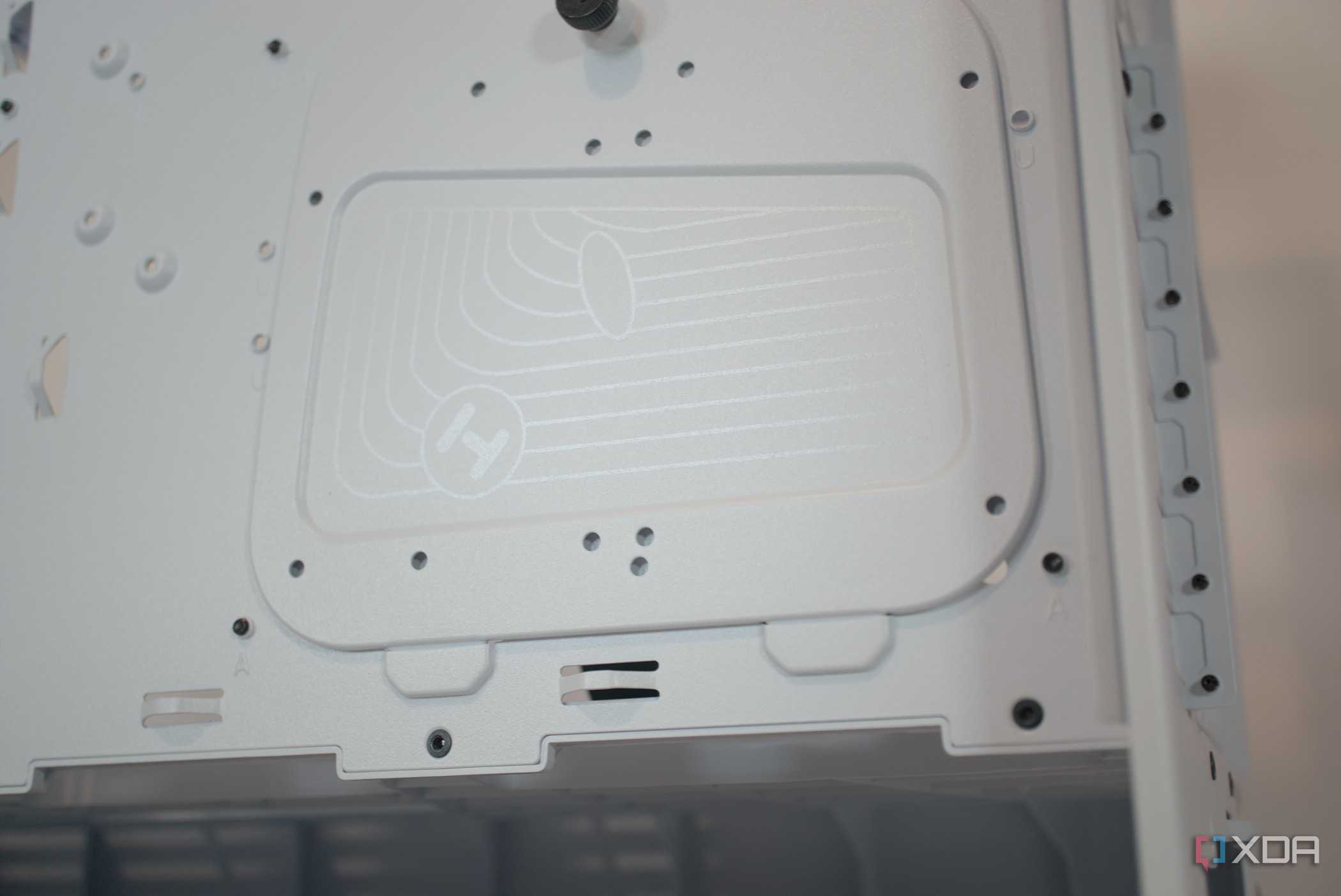 HYTE Y40 Snow White Edition SSD tray
