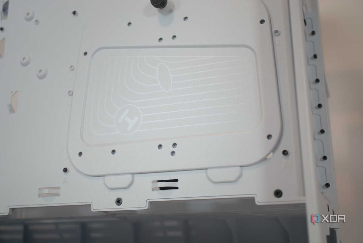 HYTE Y40 Snow White Edition SSD tray