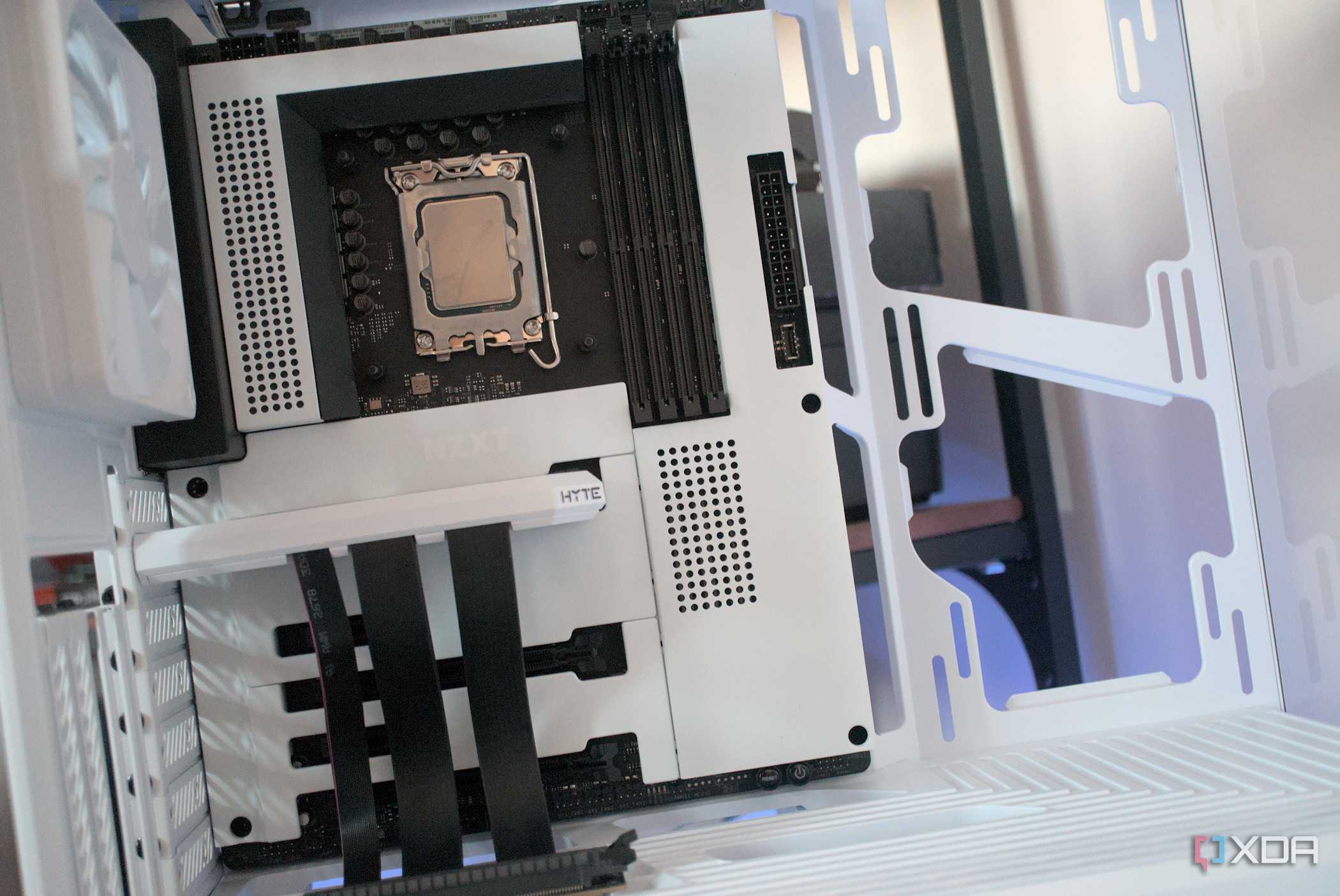 Building a PC inside the HYTE Y40 Snow White Edition