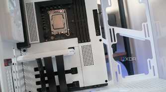 Building a PC inside the HYTE Y40 Snow White Edition