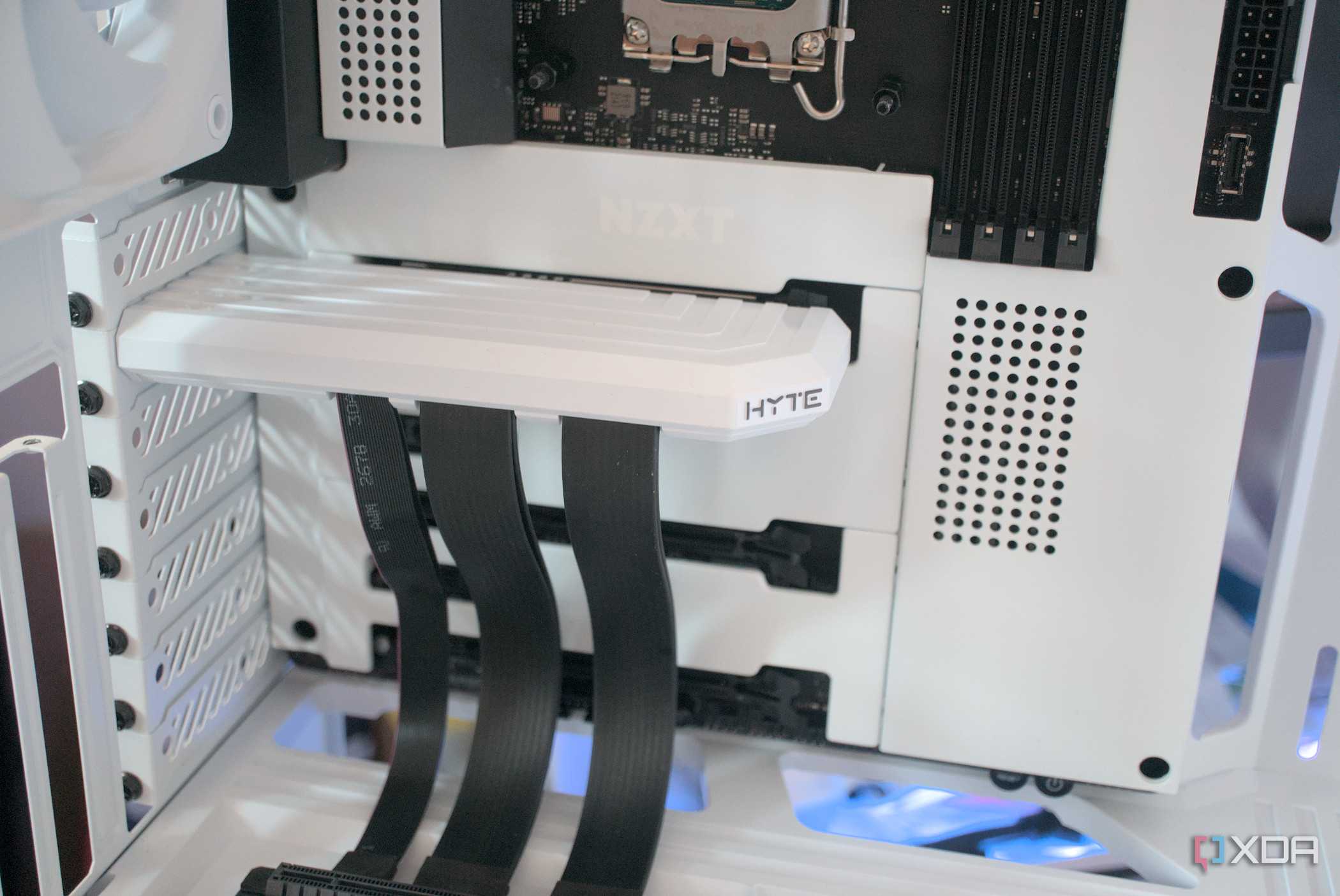 HYTE Y40 Snow White Edition PCI riser installed