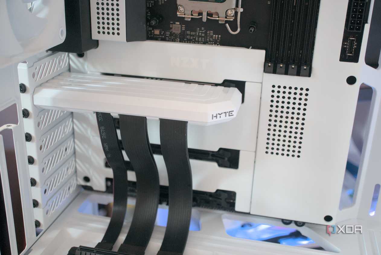 HYTE Y40 Snow White Edition PCI riser installed