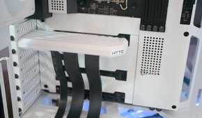 HYTE Y40 Snow White Edition PCI riser installed