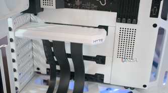 HYTE Y40 Snow White Edition PCI riser installed