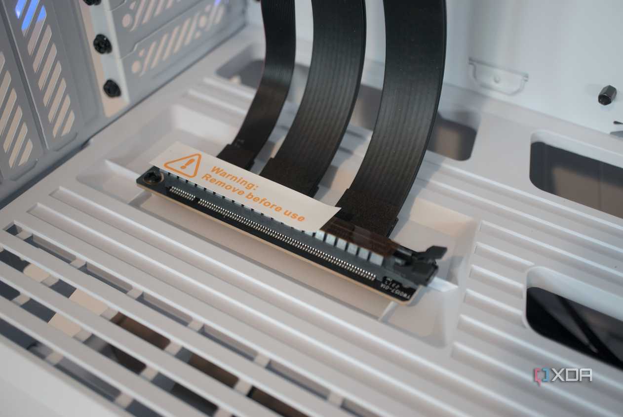 HYTE Y40 Snow White Edition PCI riser slot