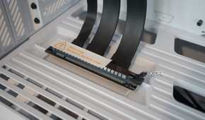 HYTE Y40 Snow White Edition PCI riser slot