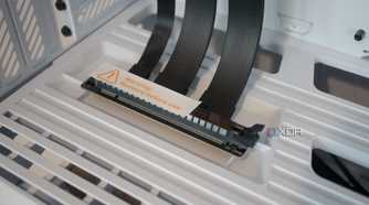 HYTE Y40 Snow White Edition PCI riser slot