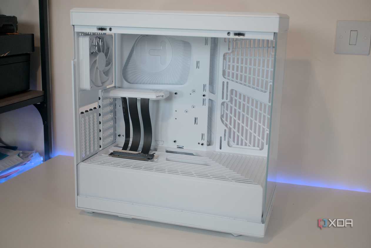 Side view of the HYTE Y40 Snow White Edition