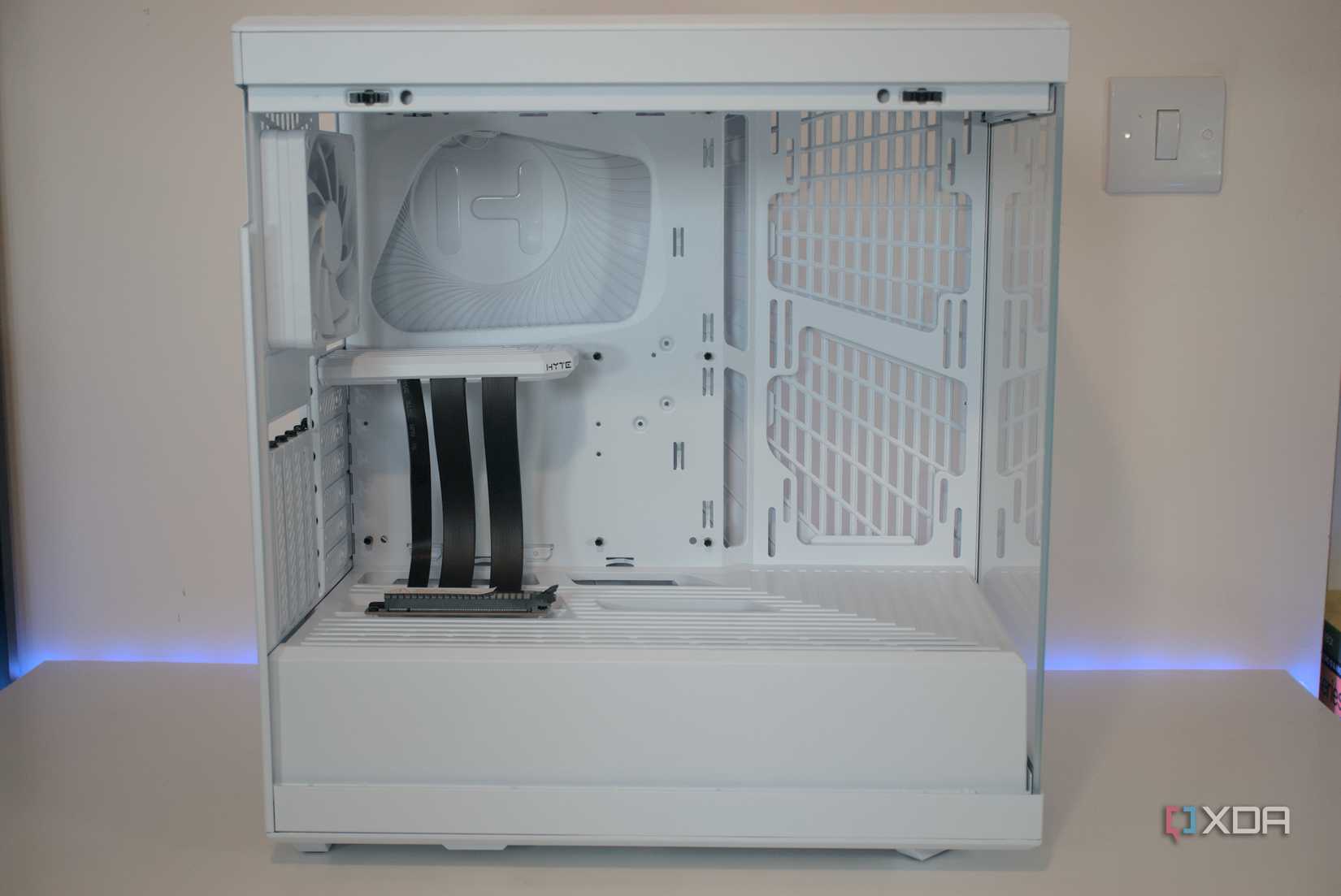 hyte-y40-snow-white-edition-case-side