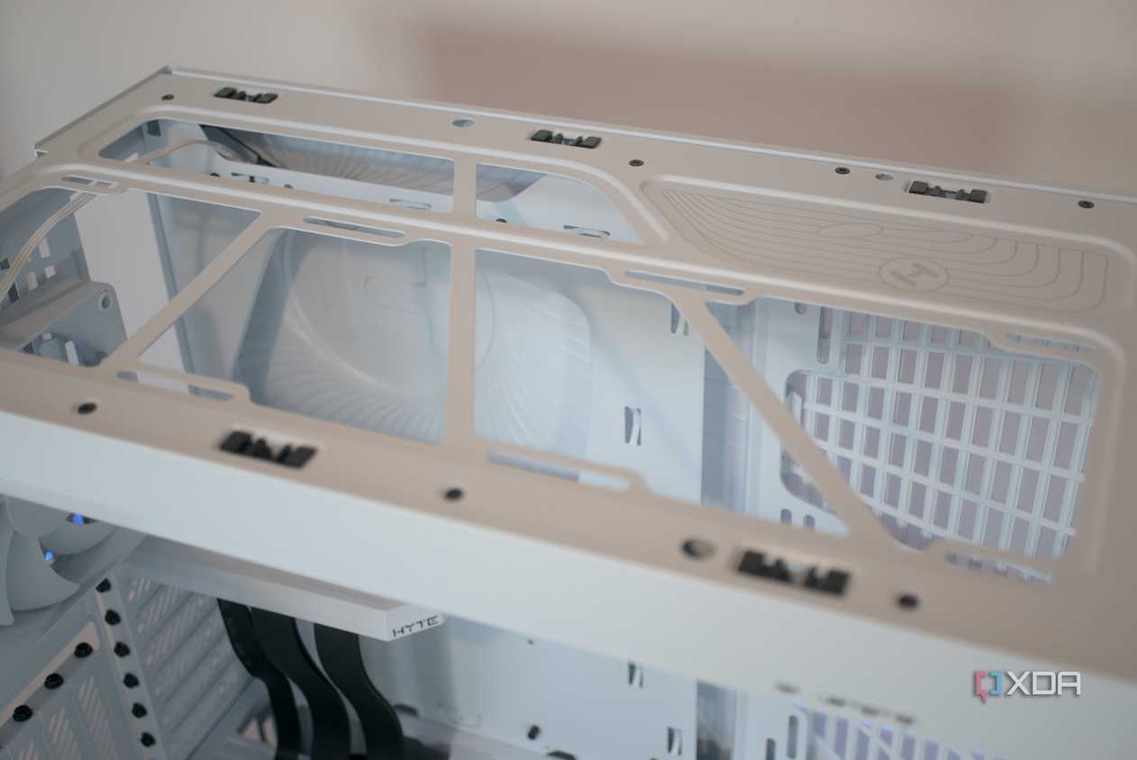 Top radiator mount for the HYTE Y40 Snow White Edition