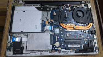 The internals of the Lenovo Z51-70 80K600VVIN laptop.