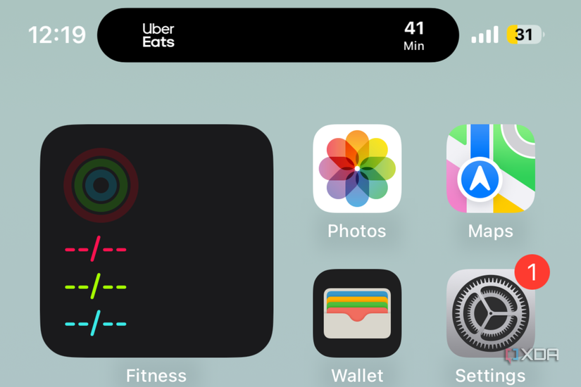 The Uber Eats live activity in the Dynamic Island on iPhone 15.