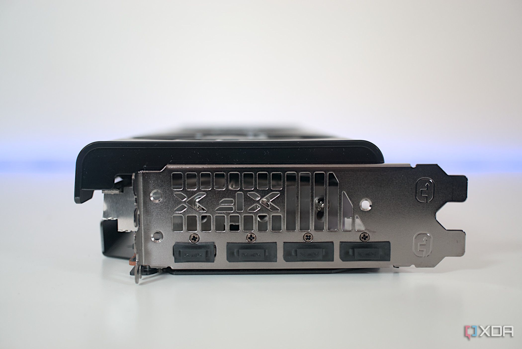 xfx-radeon-rx-7700-xt-speedster-gpu-ports