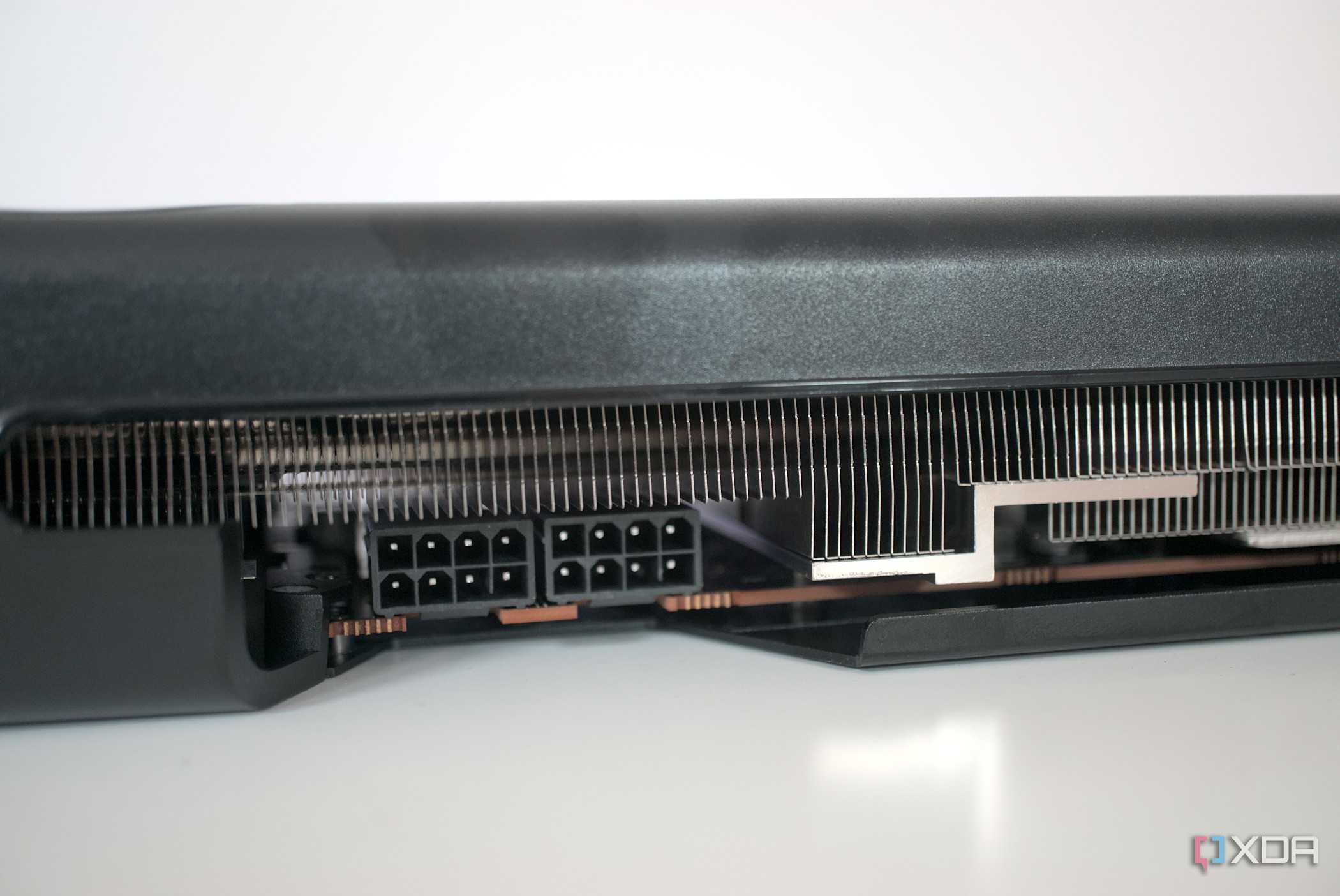 XFX Radeon RX 7700 XT Speedster 319 power input